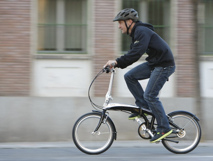 bicicleta plegable urbana circulando